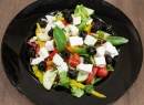 Sałatka grecka (mix sałat, fetta, oliwki, papryka, pomidor, cebula, ogórek), sos vinegret